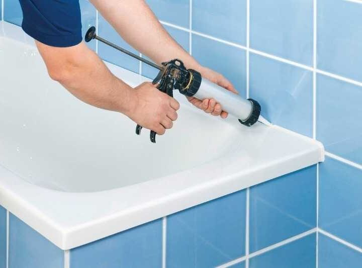 Чем и как заделать стык между ванной и стеной
