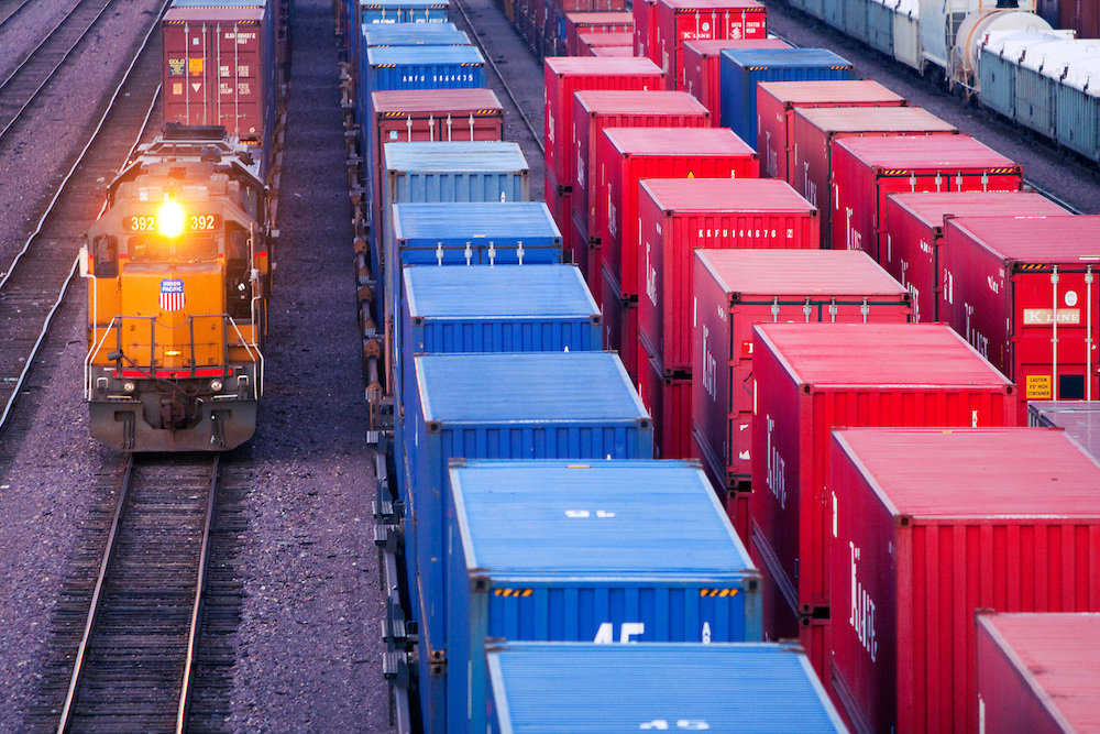 Преимущества грузовых железнодорожных перевозок: надежность, экономичность и географическая доступность